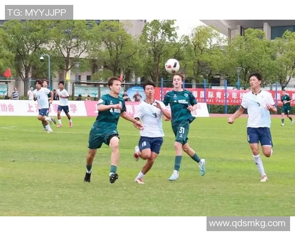 帅哥与足球明星的精彩对决视频展现运动魅力与青春活力