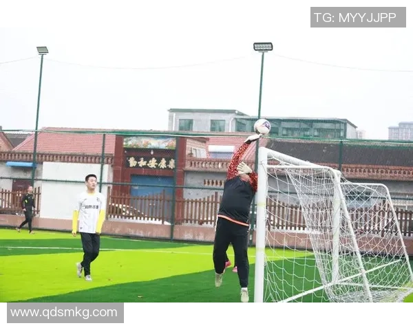 足球明星默契配合精彩瞬间传球技艺展现球场魅力与团队精神